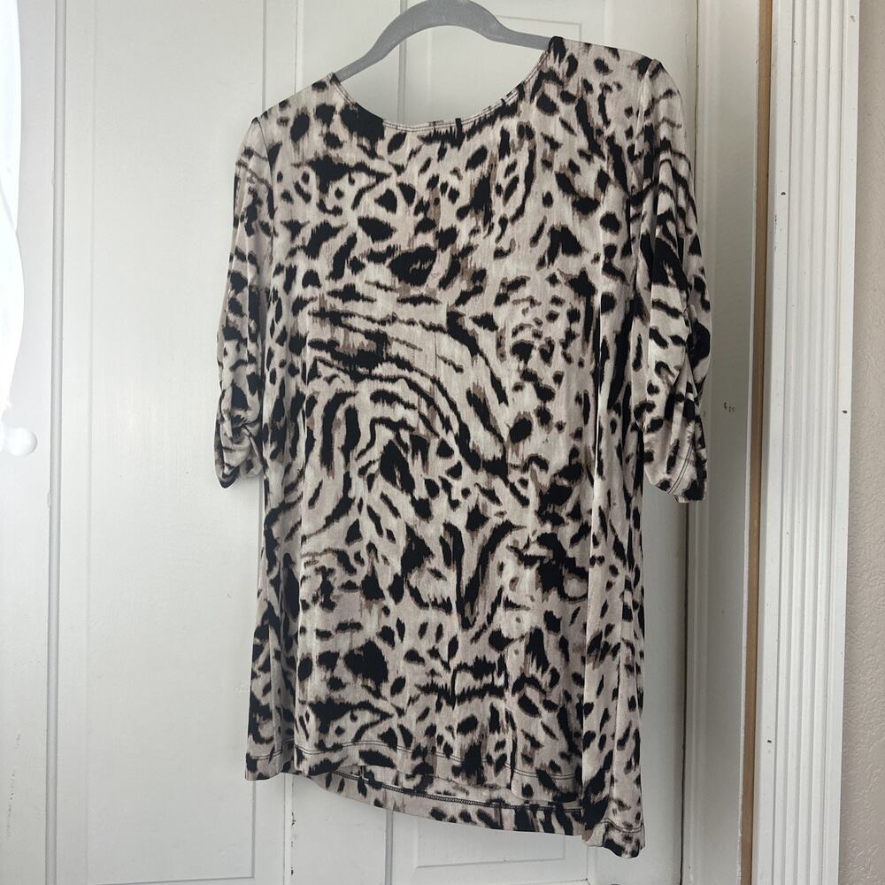 Chicos Travelers 2 Leopard Short Sleeve Top Size 2 Slinky knit Roundneck - Picture 5 of 5